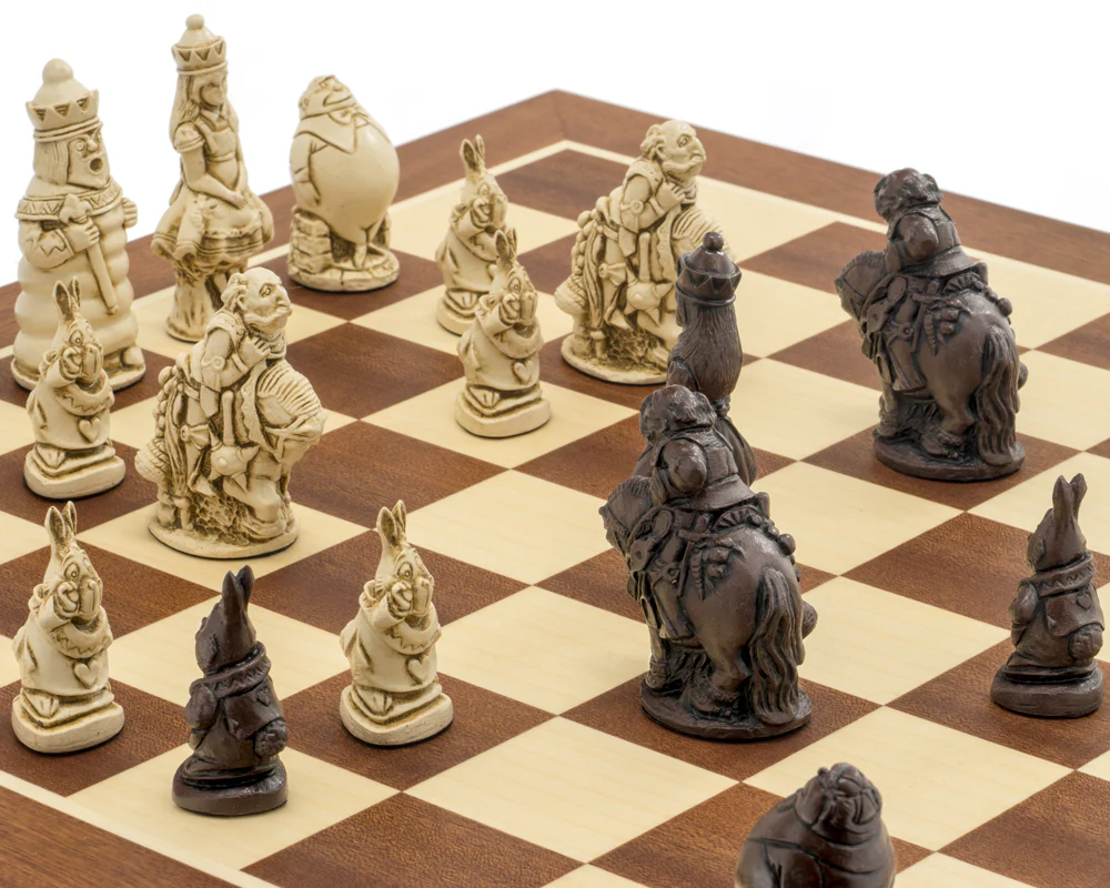 The Berkeley Chess Alice i Underlandet rödbrun och mahogny Schackset - Bild 6