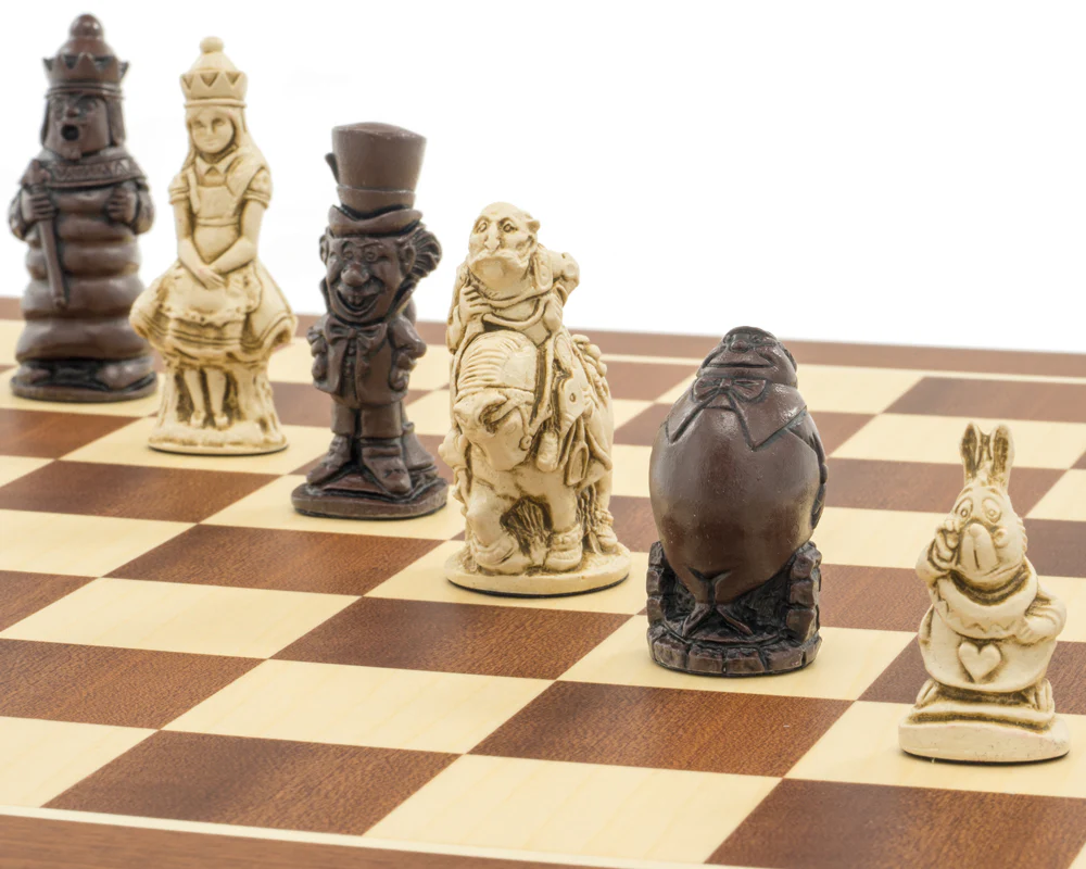 The Berkeley Chess Alice i Underlandet rödbrun och mahogny Schackset - Bild 7